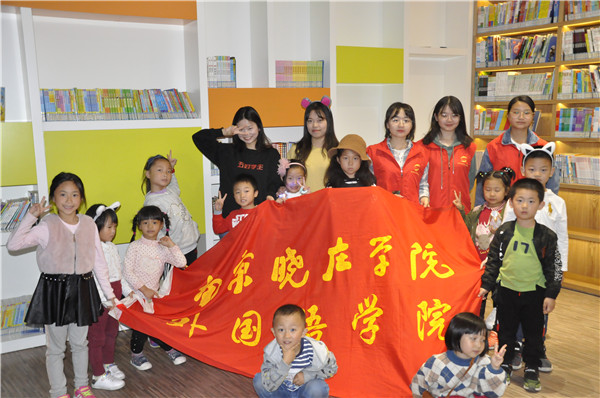 小朋友与志愿者合影.JPG